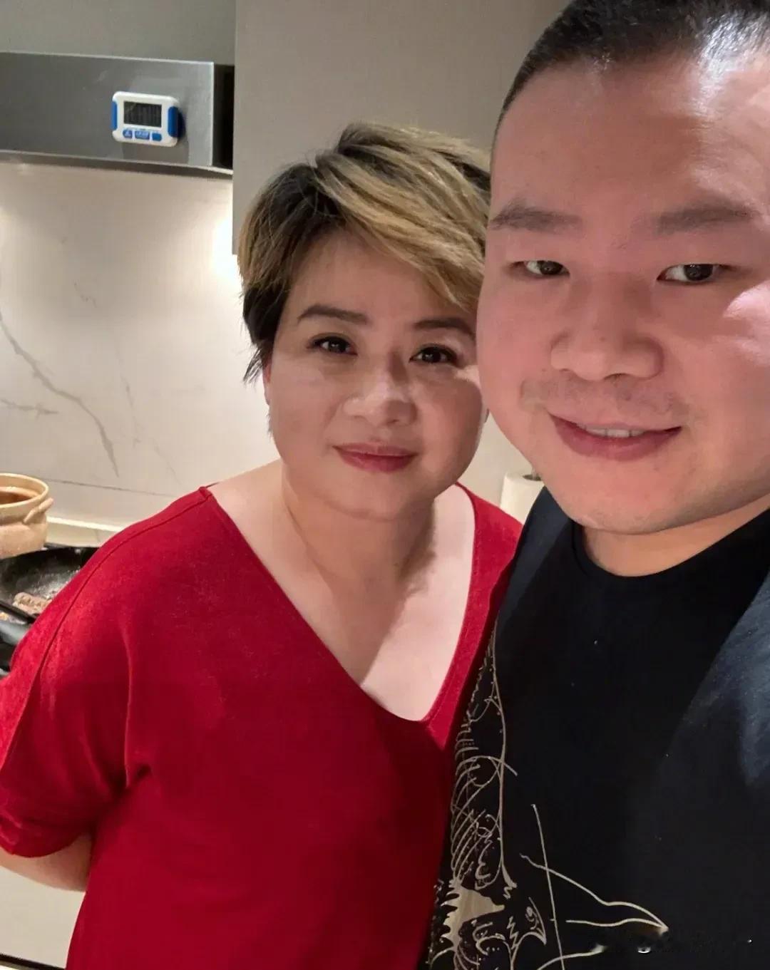 怪不得小岳岳春晚那几个包袱儿都没响呢！原来是急着完活儿赶回家陪媳妇儿过年了，这着