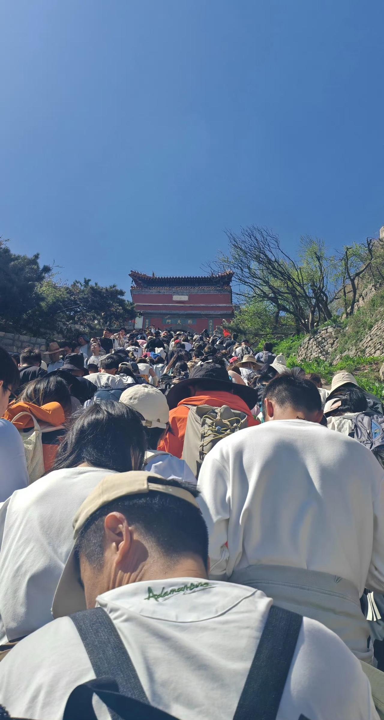 一路上闻见好几个不同味道的屁 ​