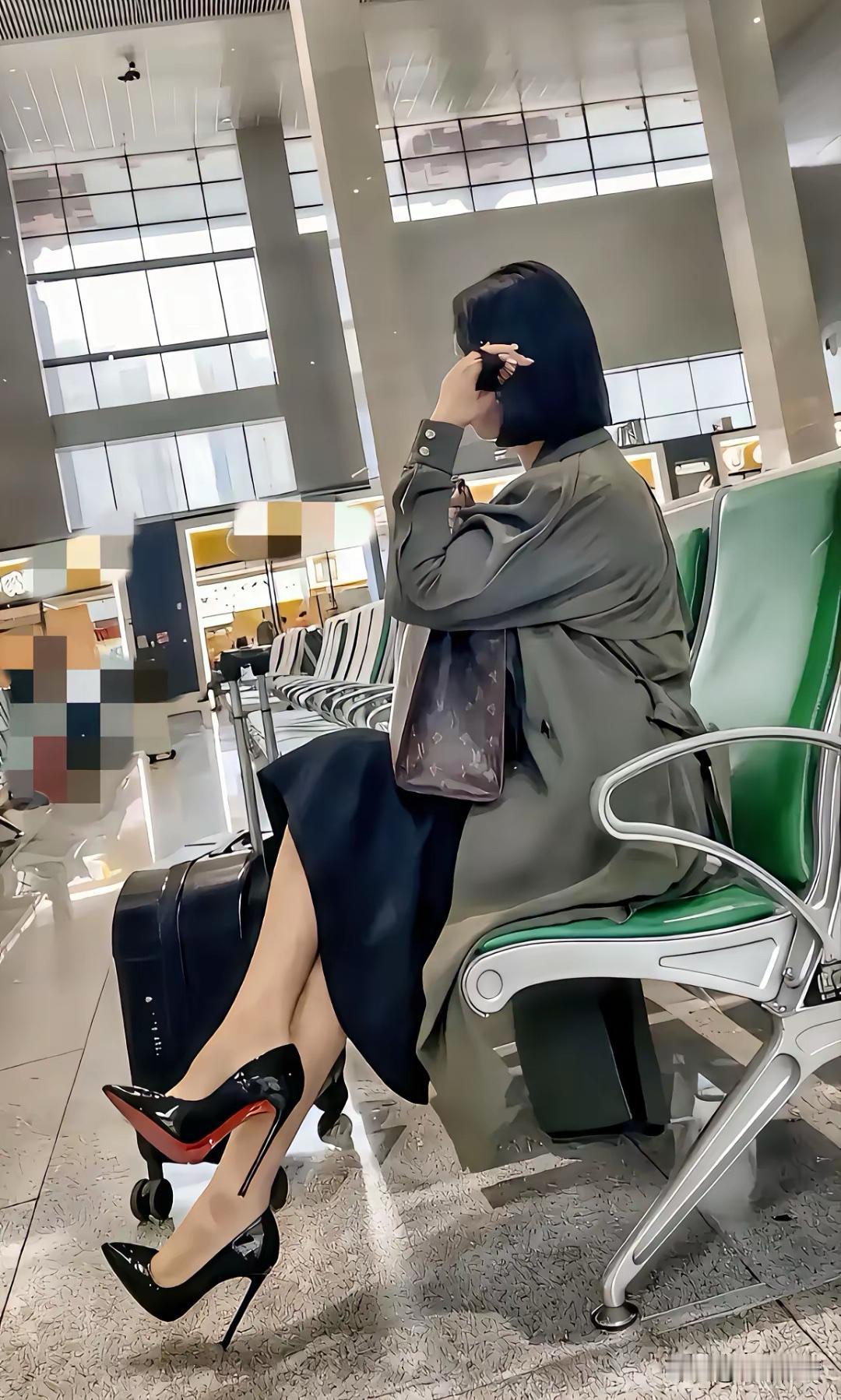 惊呆我了！现在居然还有人穿这么高的高跟鞋！