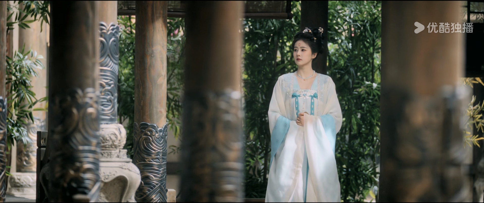 其实唐宫奇案隐藏的boss是右相吧。白鹿演的李佩仪一直找的凶手就是他吧。至于淑妃