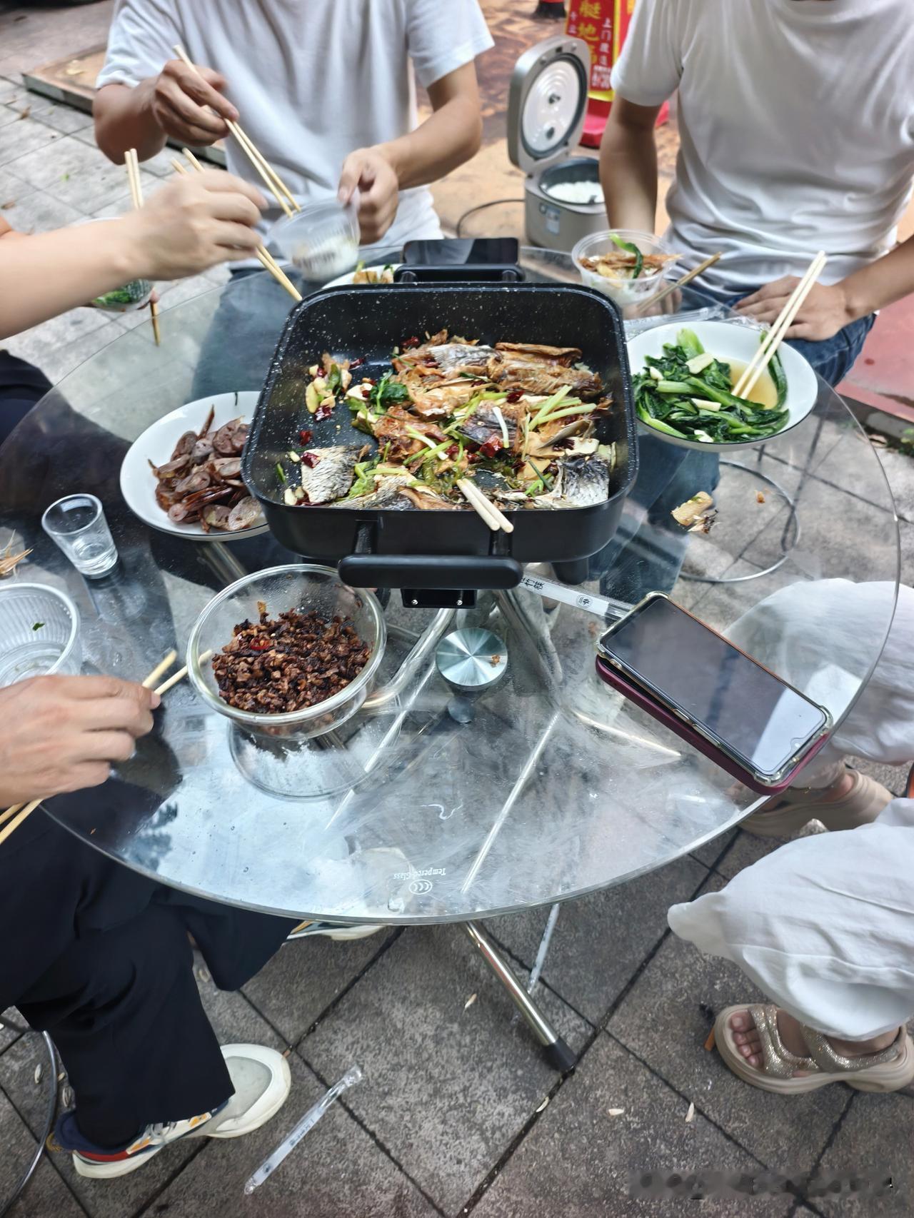 刚刚在和几个小伙伴聊股票，大家的意思是今年都没有在股市赚到钱，而且还亏了 10 