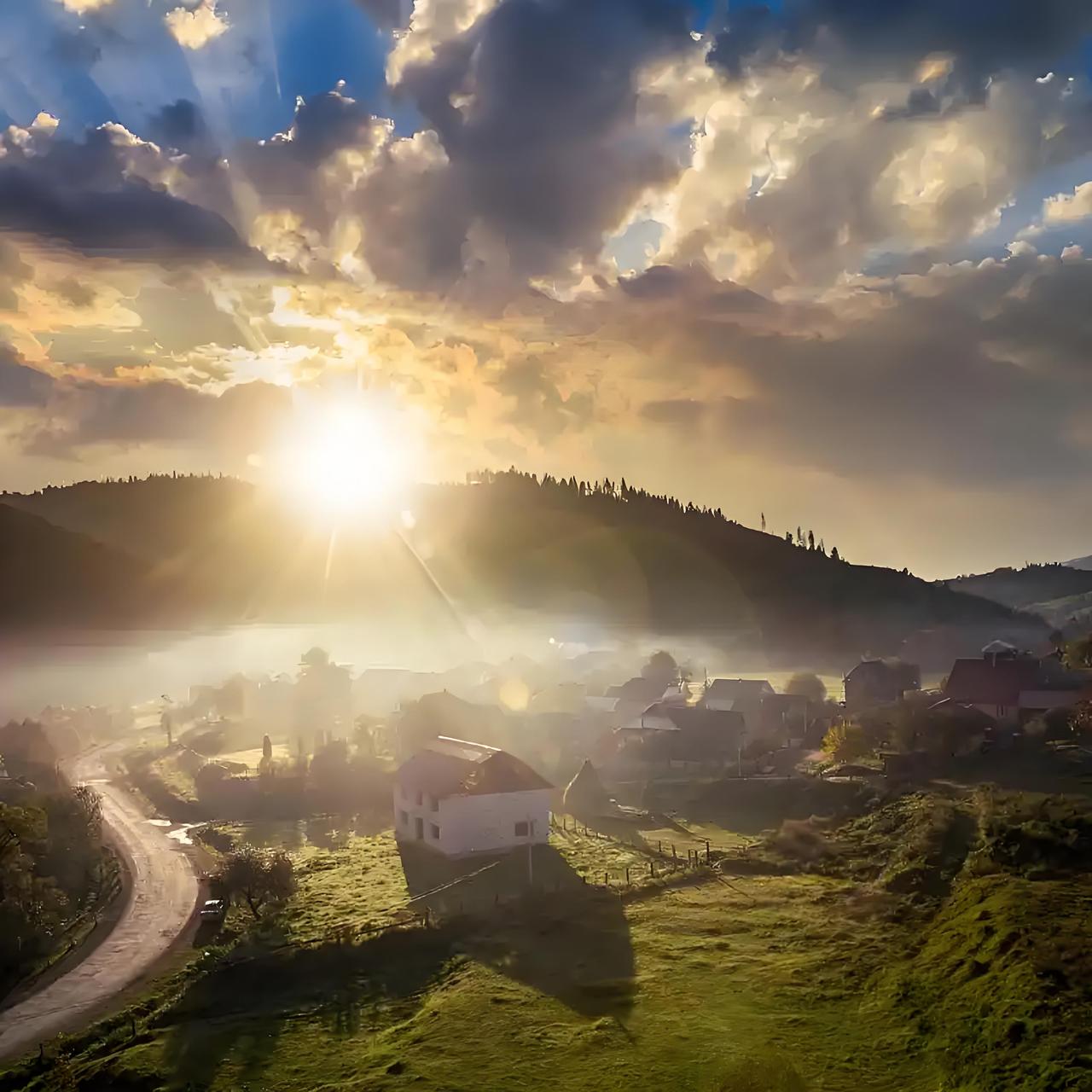 日出小山坡，新建的公路绕村蜿蜒向前，新的一天又开始了…