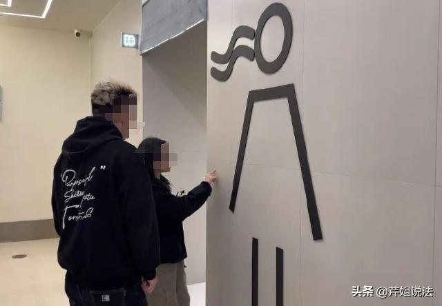 浙江嘉兴，一女子去健身房健身，当时刚洗完澡走出更衣室的时候，跟一位维修女洗手间管