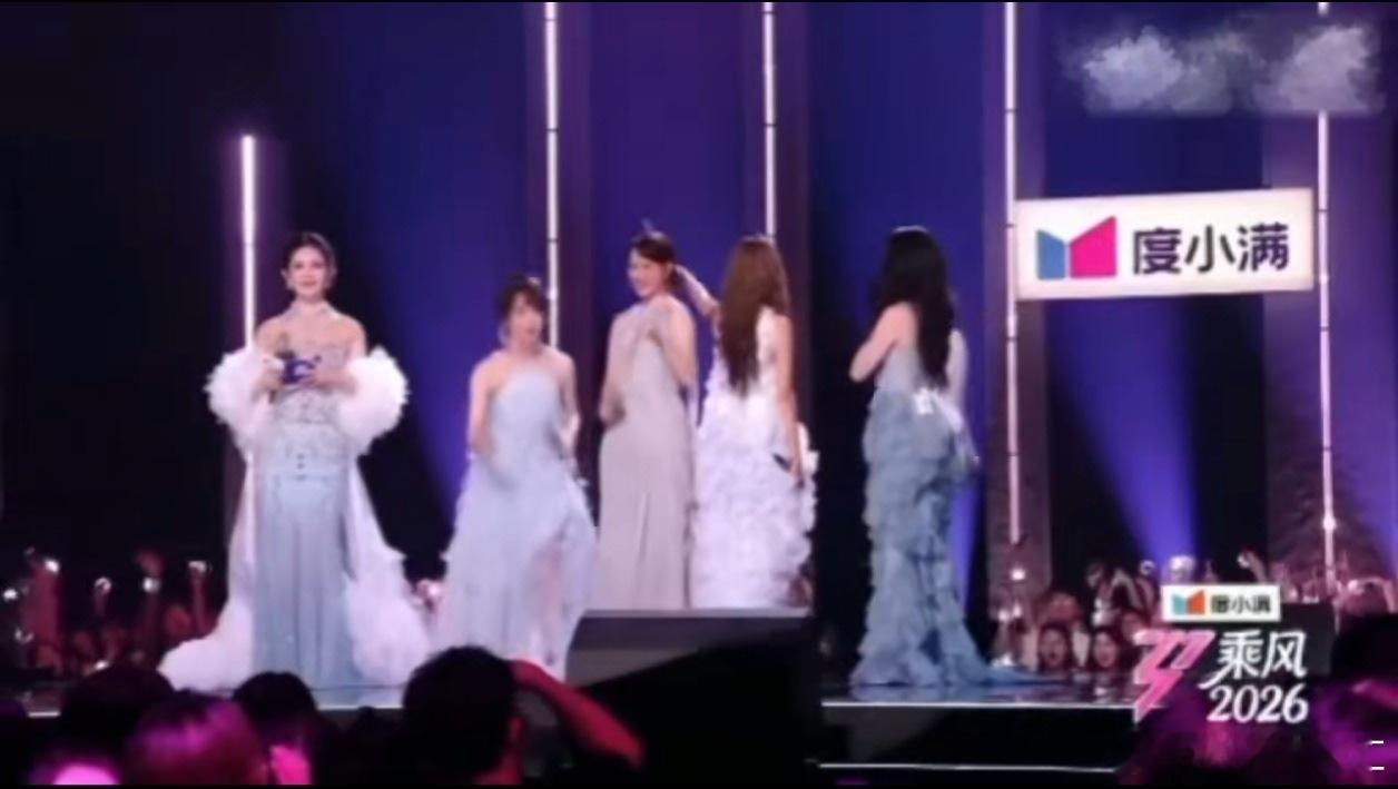 谢楠的鞋：万万没想到我还有这功能。这藏私房钱级别的操作，过于真实了。谢楠从鞋里拿