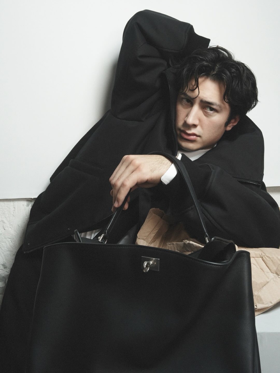 Balenciaga刚刚发布了邀请品牌众多大使及好友拍摄的“Heart and 