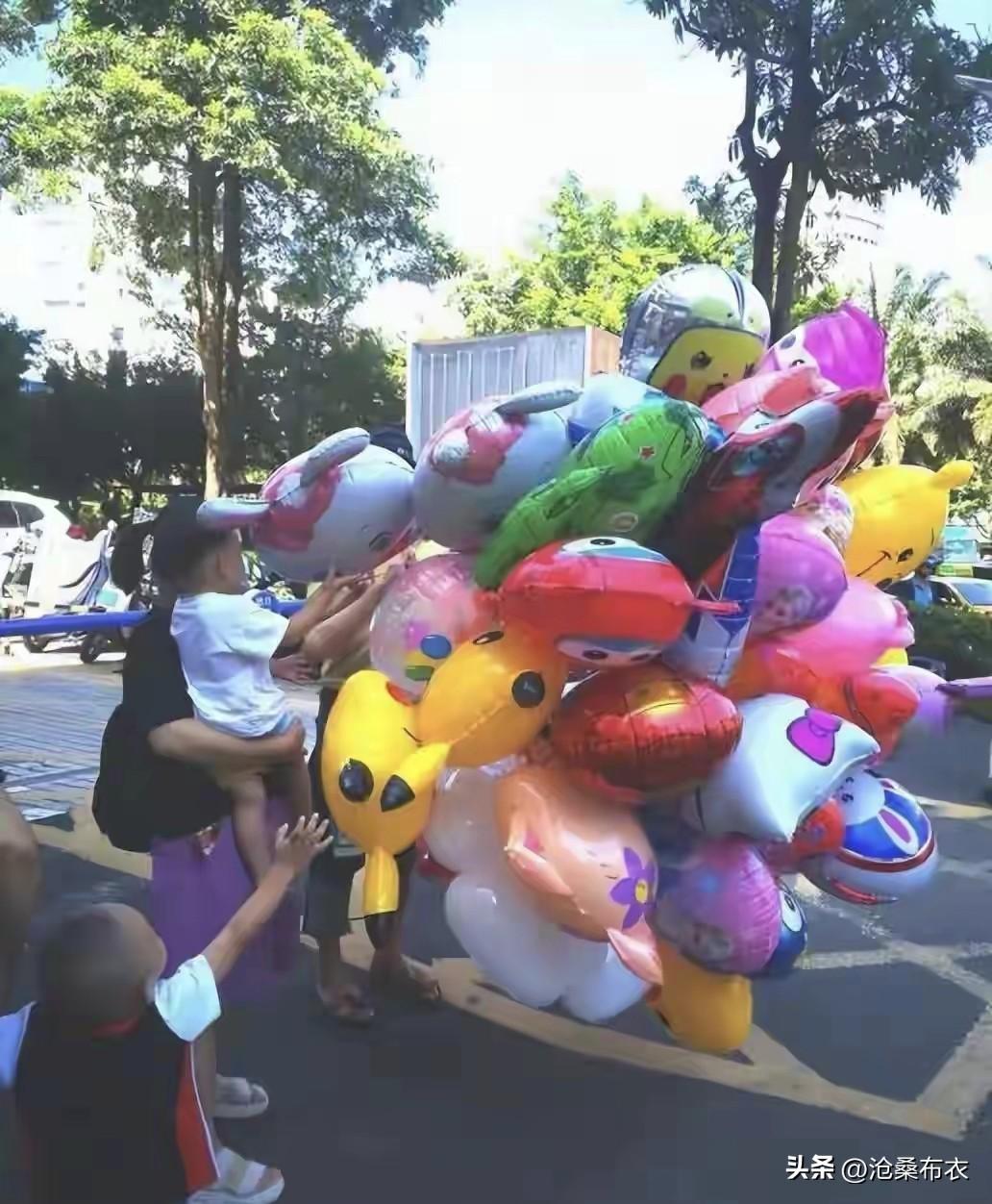 无知！抽烟卖氢气球爆炸烧毁七、八人头发眉毛！3月22日下午，陕西宝鸡市眉县横渠镇