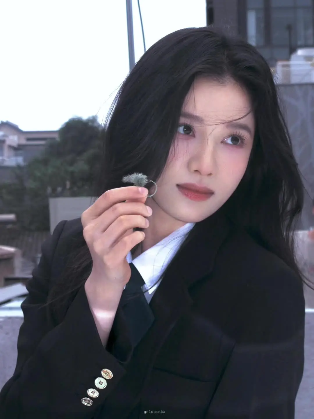 为什么你递剪刀时总先转半圈，让锋利对着自己？ 为什么你撑伞时总偏半寸...