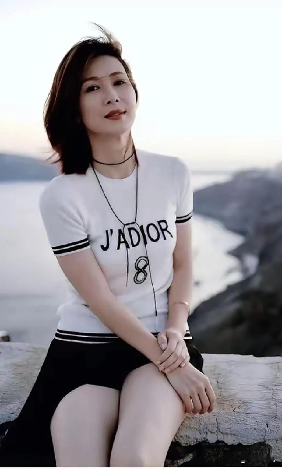 亮剑中李云龙老婆—童蕾。
难怪李云龙打仗分心，
童蕾往那一站，
裙摆下那截白，