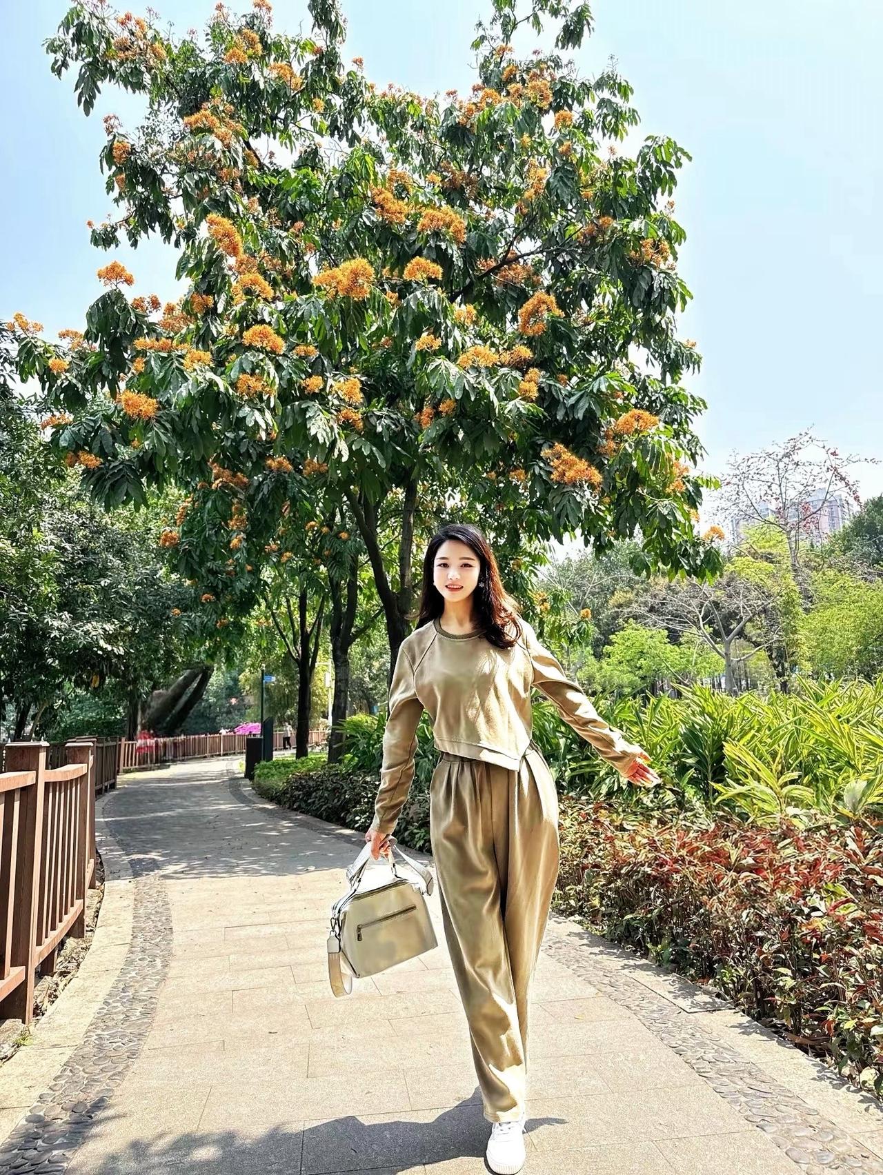 不慌不忙，自有方向， 心里有光，哪里都明亮穿搭