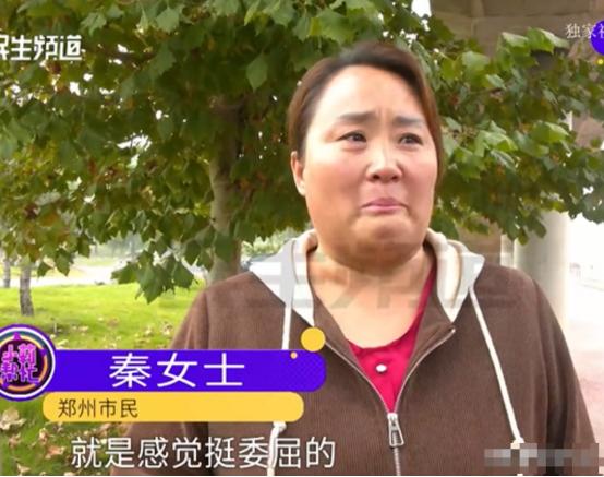 一女子骑着电动车送完女儿上学后，便打算去菜市场买菜，发现在马路中间有一个老人骑车