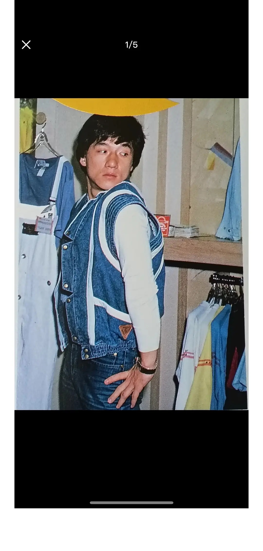 成龙在日本拍写真都要被凝。。。 