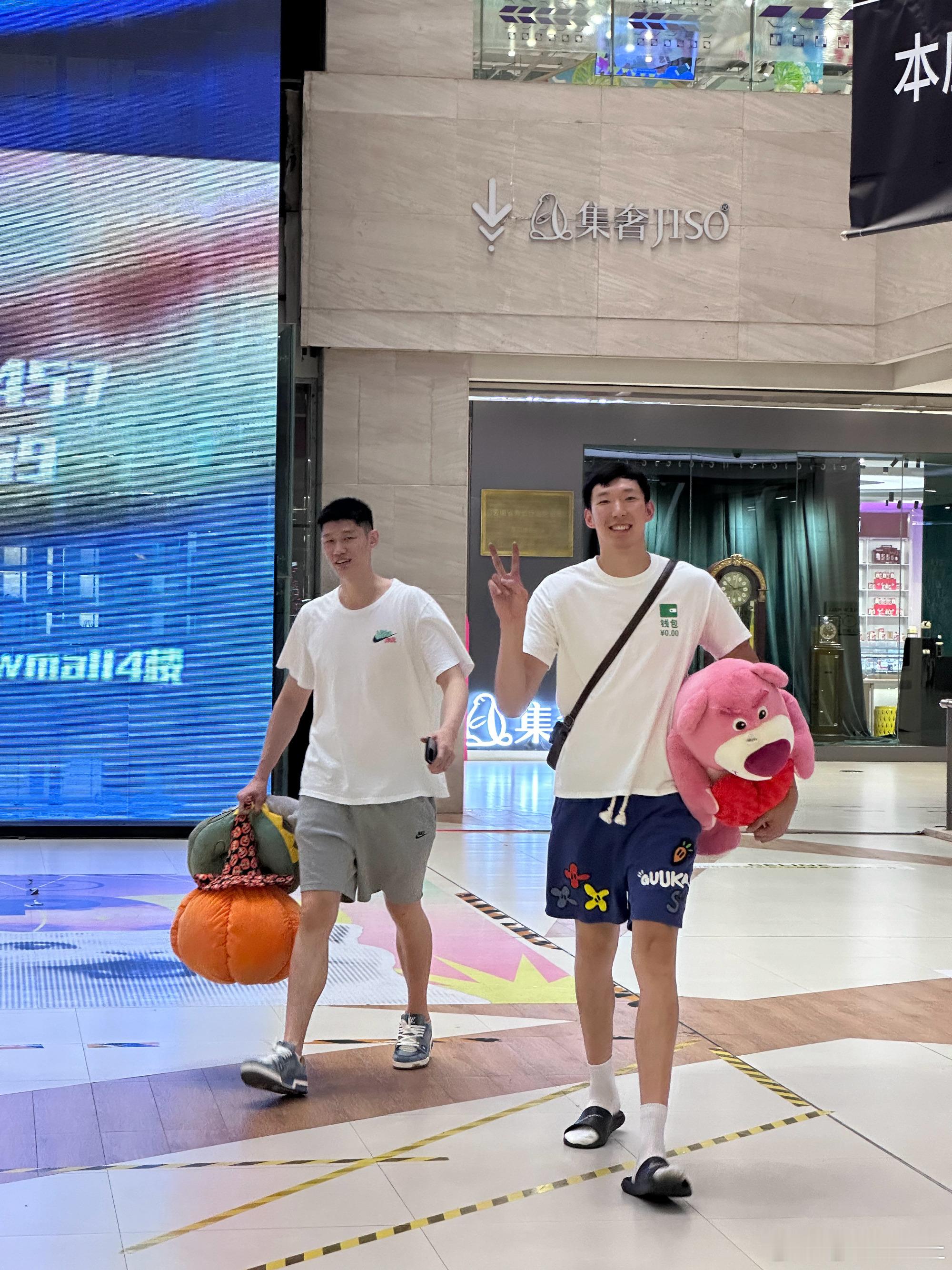 周琦这件衣服有同款吗！想买！急！#篮球热力一夏##周琦[超话]# ​​​