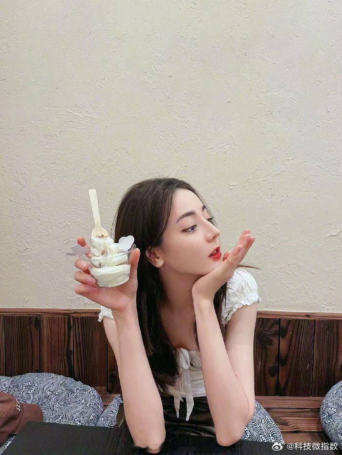 迪丽热巴冰淇淋掉衣服上 这也太可爱了吧！连顶流女星的日常也逃不过吃东西掉身上的命