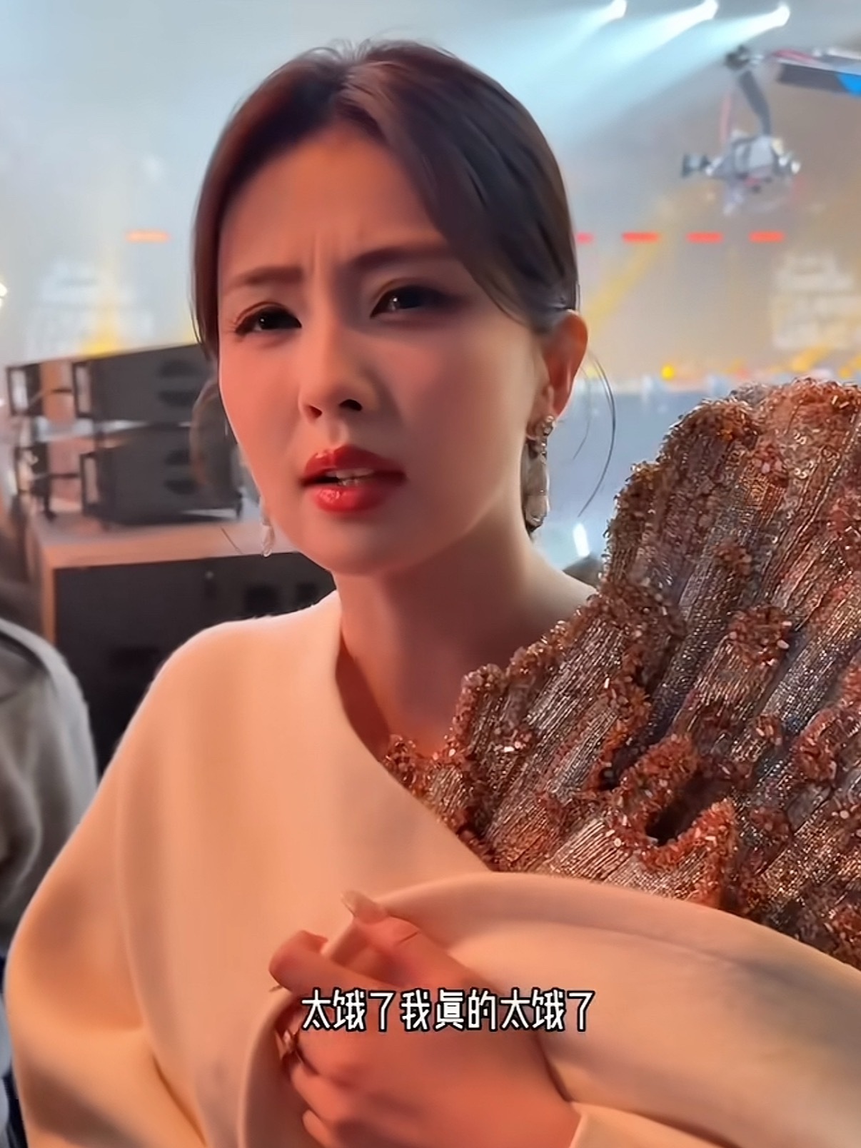 白鹿这礼服 我以为怀里抱的是一扇排骨 