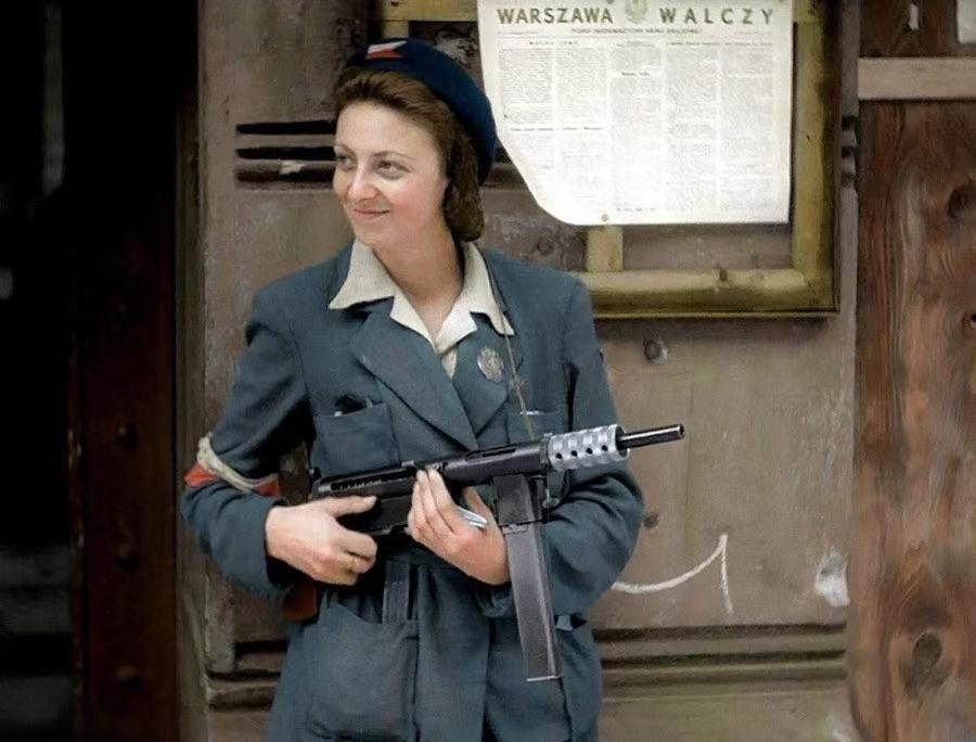 1944年波兰华沙起义期间，反抗武装女战士历史留影！

二战期间，欧洲德战区，尤