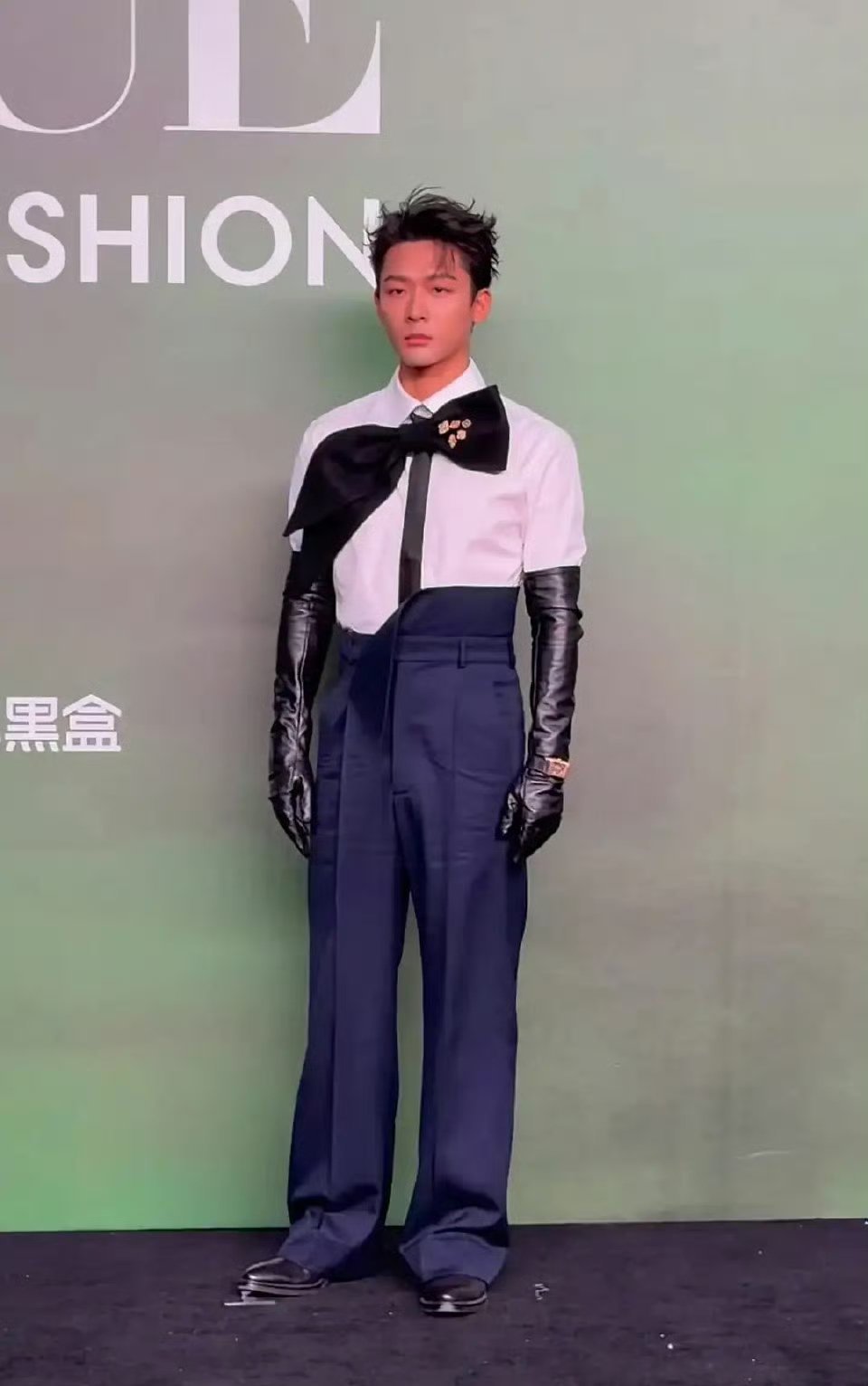 穿着连裤防护服，戴上塑胶黑手套，准备杀鱼啦 ​​​