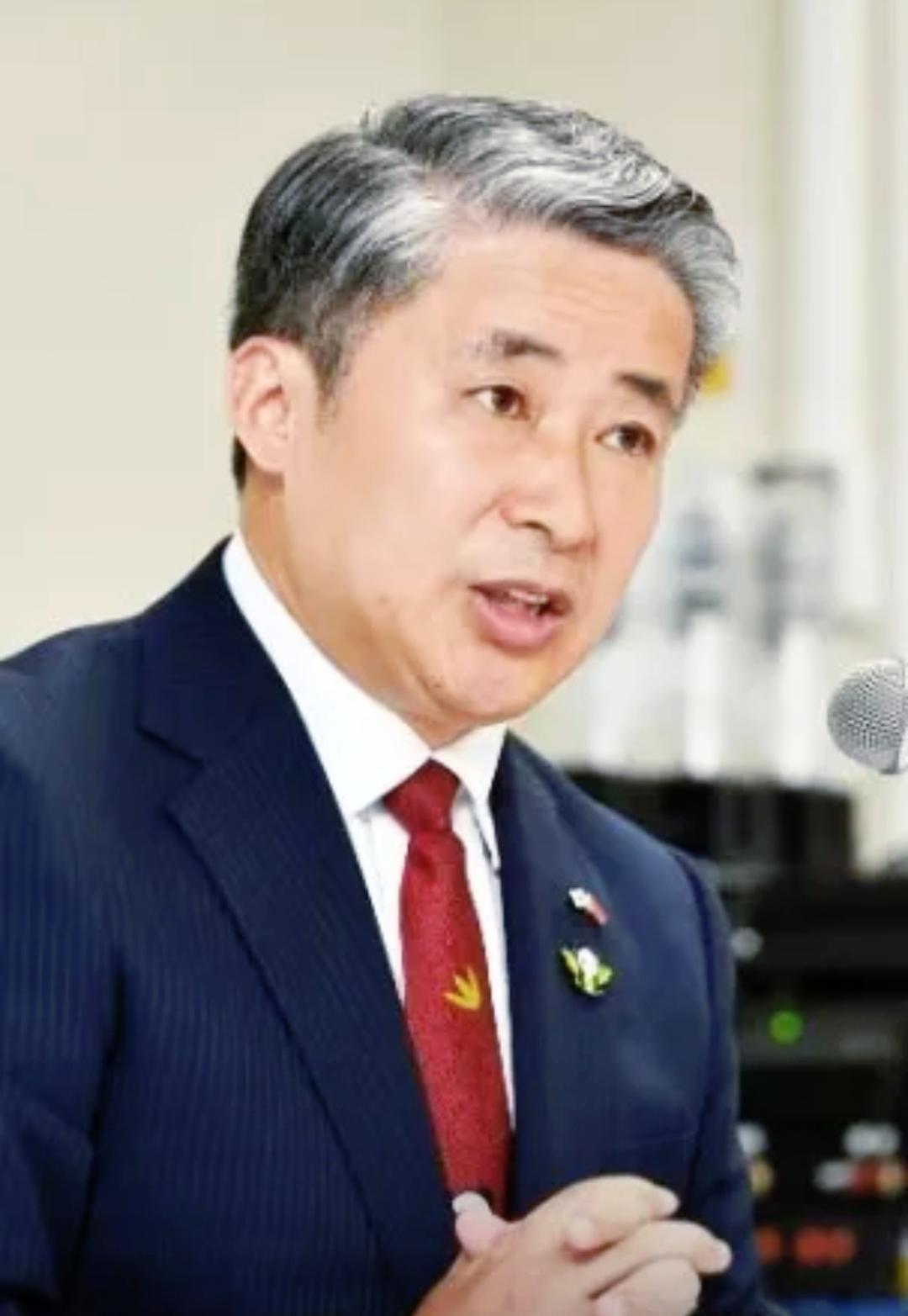 日本某政客前不久发表不当涉台言论，遭到东方大国驻大阪总领事薛剑的强硬回击。

没