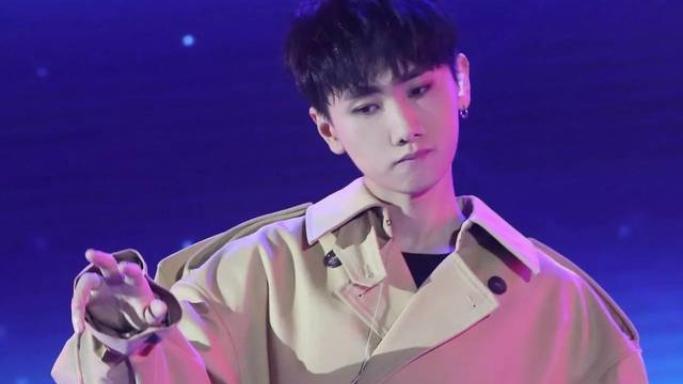 你知道吗？汪苏泷的演唱会简直是一场视听盛宴！踏入场馆，灯光与音乐交织，瞬间将观众