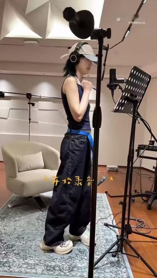 黄灿灿新歌录制vlog 《凑热闹》前奏一响，黄灿灿的腿就自己动起来了，这反应速度