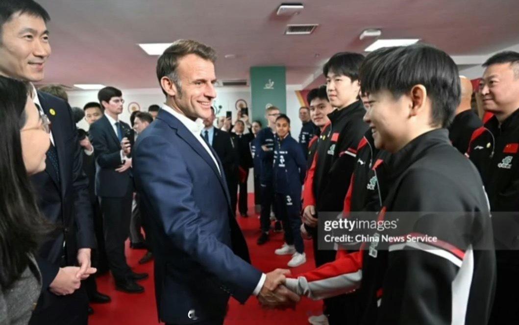 破防了！马克龙成都追星孙颖莎 西装打乒乓还解锁中文昵称马克龙喊孙颖莎打乒乓球 1