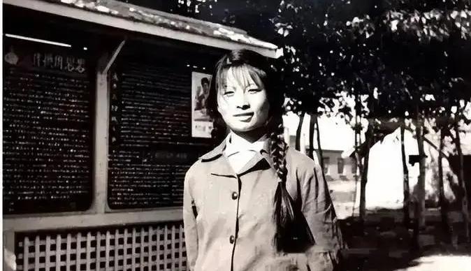 1977 年，北京知青谢炳义买了两碗面递给一女乞丐。谁知，女子竟然贴身跟着他，他
