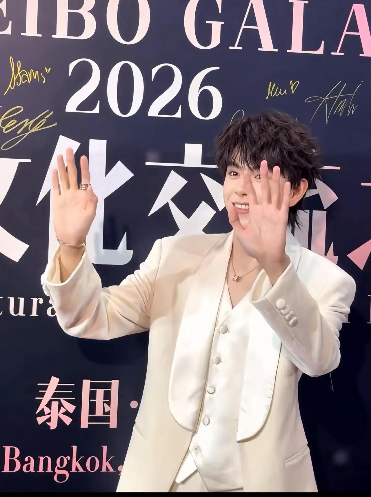 幸福小枕头本头在此！🥰 把小枕头画在中间的那一刻，我直接幸福到晕乎乎～✨ 这俩