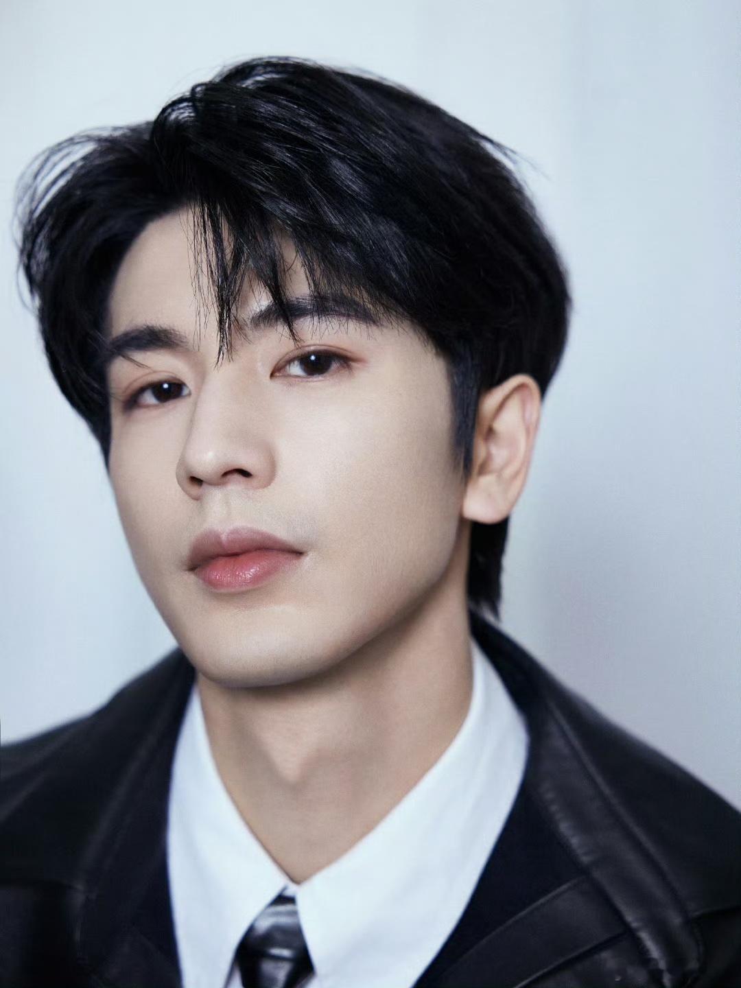 张凌赫和哪吒敖丙自拍上了  看张凌赫和哪吒敖丙在微博之夜自拍，哪吒古灵精怪，张凌