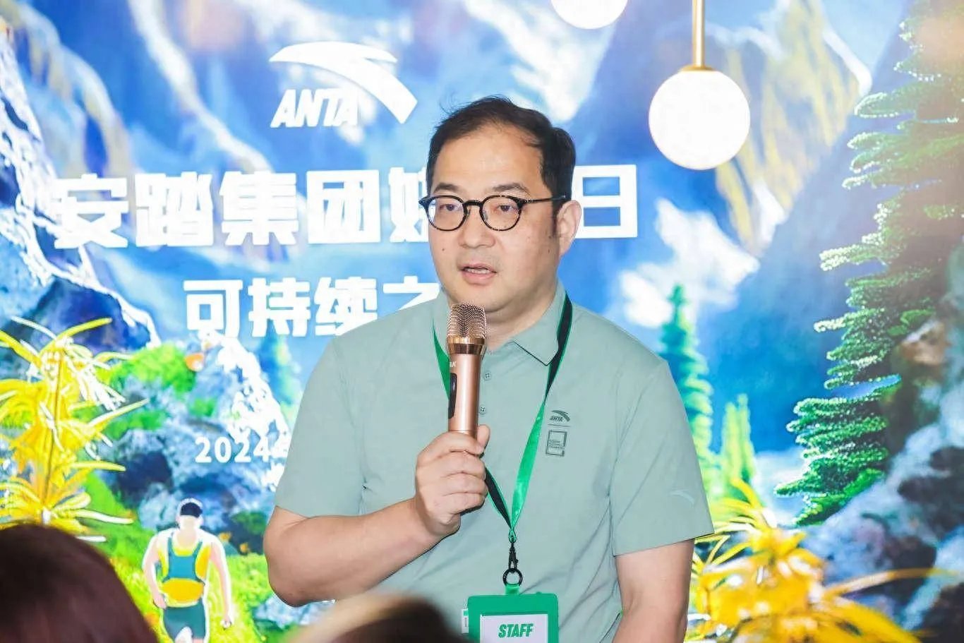 安踏前CEO前脚说爱国扭头搬家美国安踏前CEO徐阳一月高调喊出"爱国是责任"，七