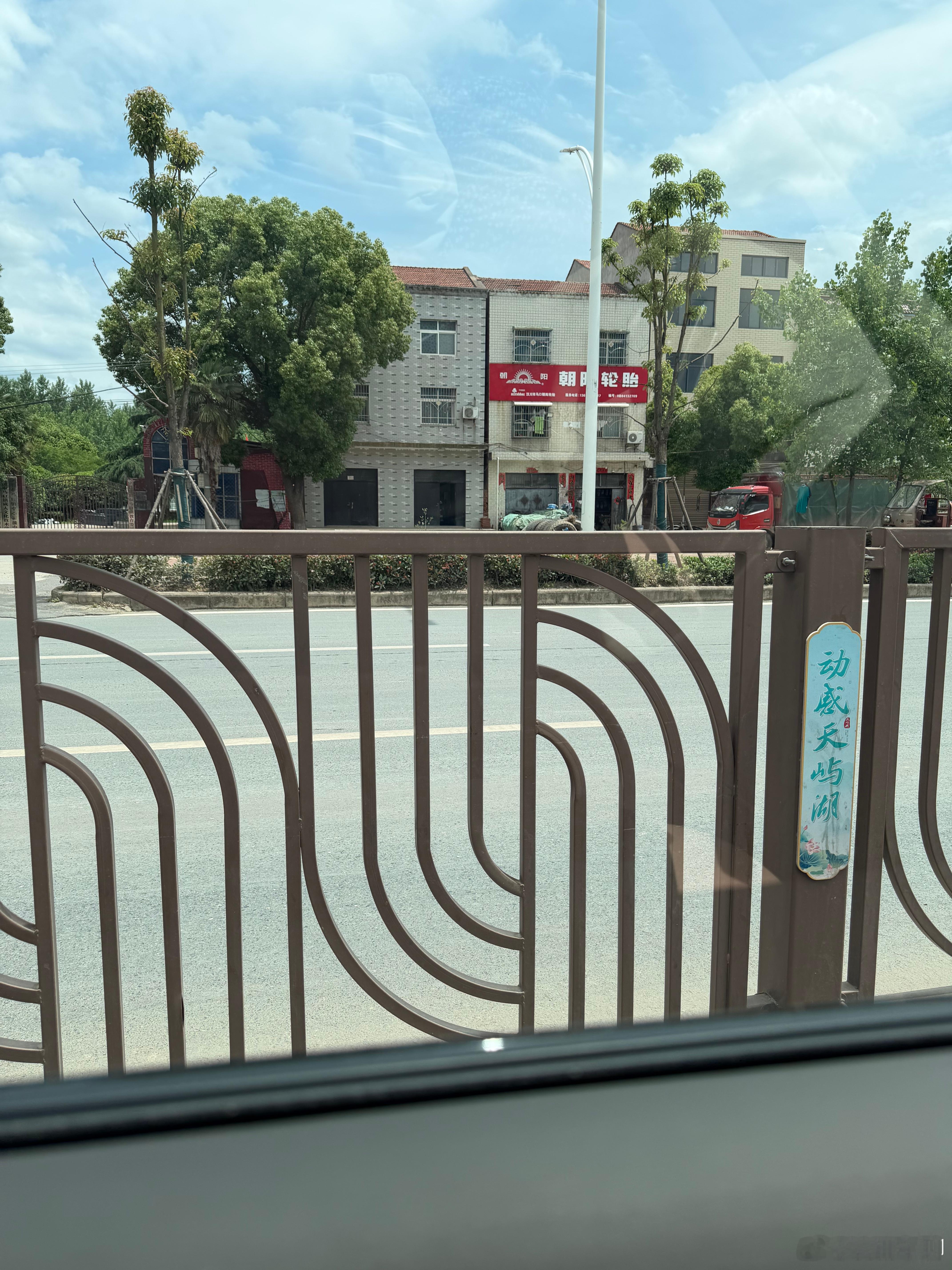 致命的防护栏 今天回老婆家，发现汉川镇里面的道路防护栏还是这种。这种防护栏的安全