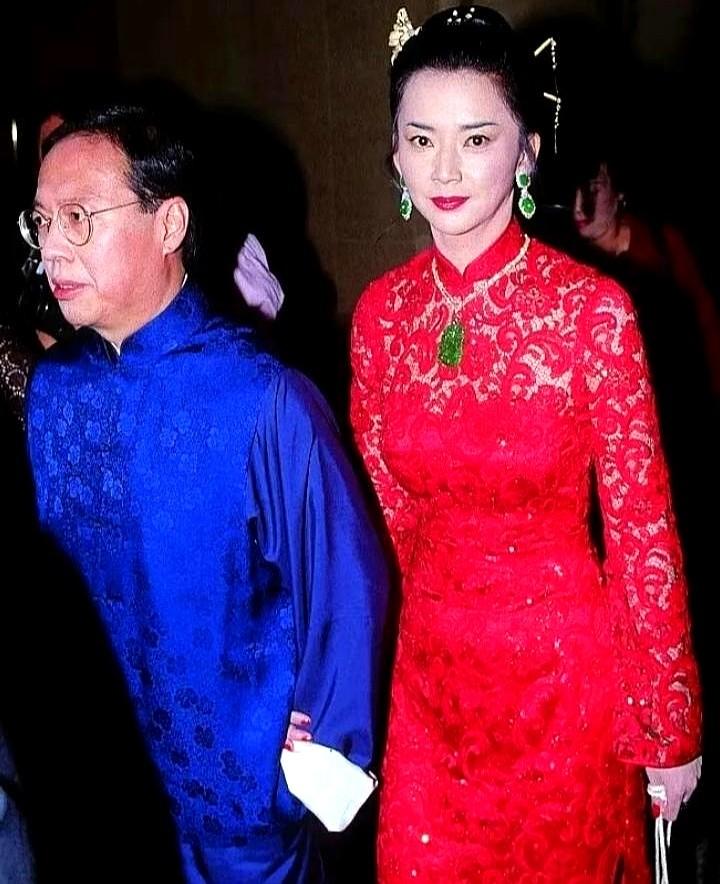 家庭富裕真能带来幸福吗？胡慧中一家三口（或四口）在港参加女儿的诗集发布会，展现出