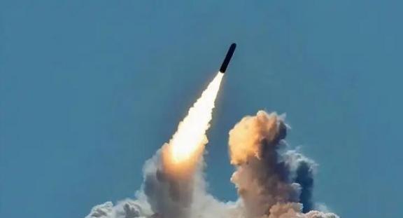 美国不敢打朝鲜，可不是因为心善。朝鲜和伊朗不同，朝鲜是真有核武器，还研发出能打到