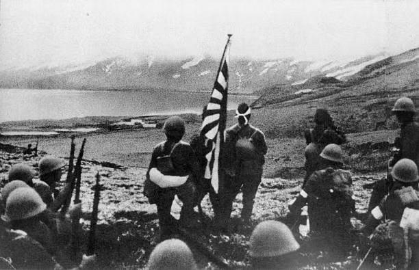 1942年6月，美国阿拉斯加基斯卡岛‌，日寇海军士兵正举着膏药旗预备登陆。

日