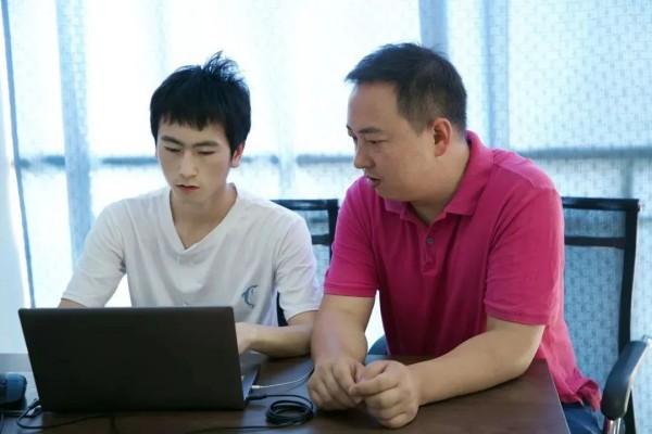 中专出身、寒门子弟，却靠 23 年持续求学逆袭至博士，职场从助教到副教授，在很多