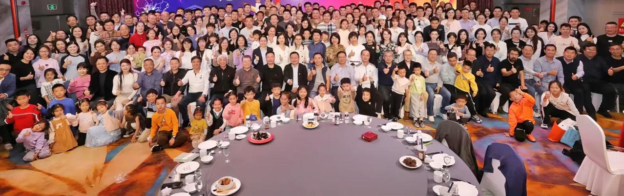 今天A股大涨是在赌会议开出超预期激励政策以应对特朗普当选可能的风险。我个人判断这
