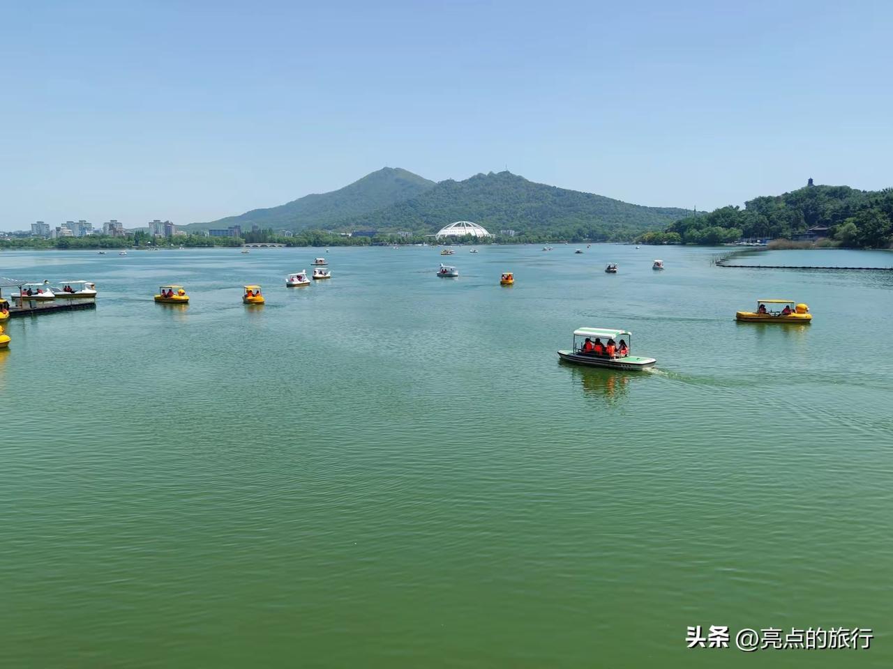 上联：云飘三山五岳

下联：雨润五湖四海