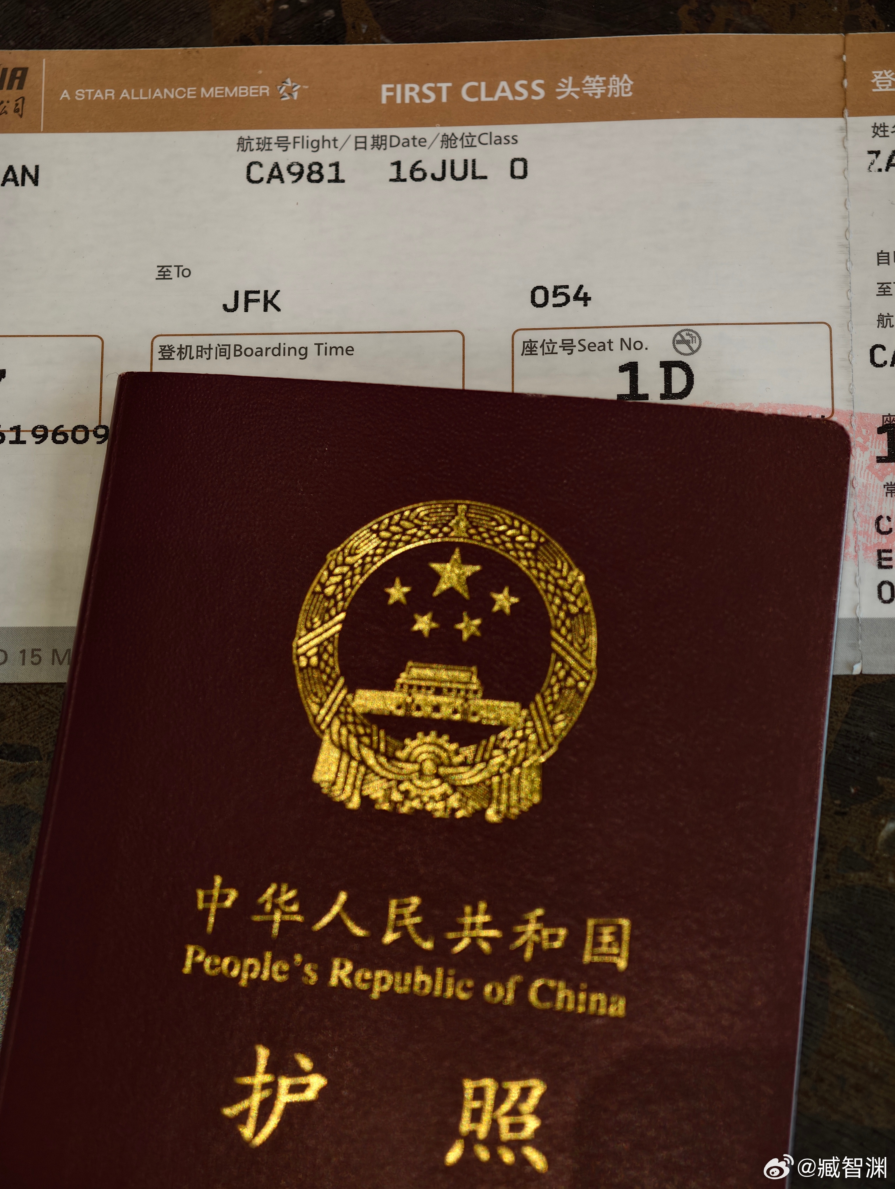 刚才航旅纵横一顿Push提醒，把我提前选的二楼第一排商务舱位置变成了一楼，我心都