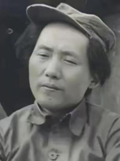 长征时期毛主席留长发的老照片，背后全是艰苦岁月
 
这张照片记录的是长征结束后陕