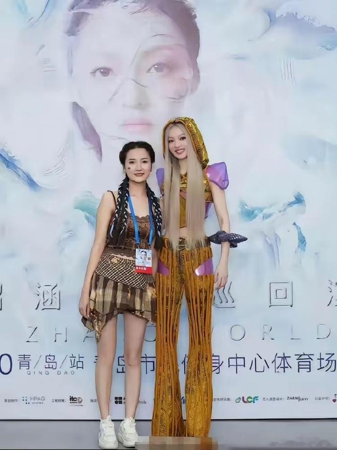 看到张韶涵与粉丝的合影，才明白人与人之间的差距。 