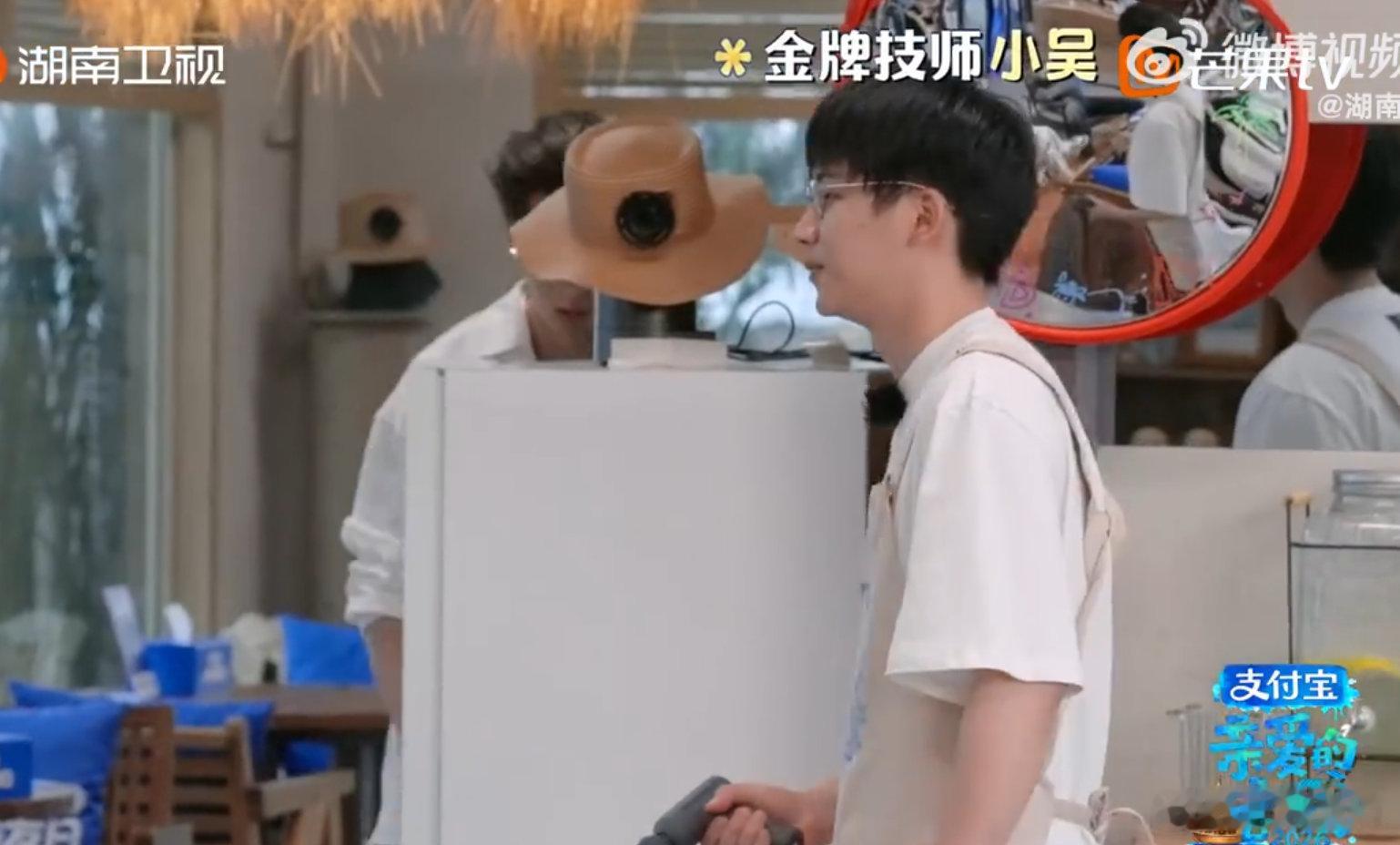 吴泽林给王鹤棣全身按摩好好的专业按摩现场，被一句玩笑话瞬间画风跑偏，两个人相处真