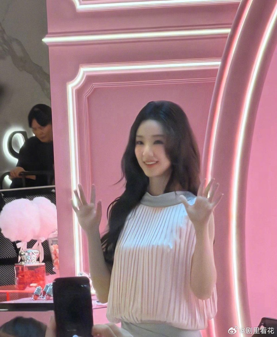 王小亿你演短剧的时候不是这样的 短剧里的复仇女神气场全开，私下却是穿粉色裙子的软