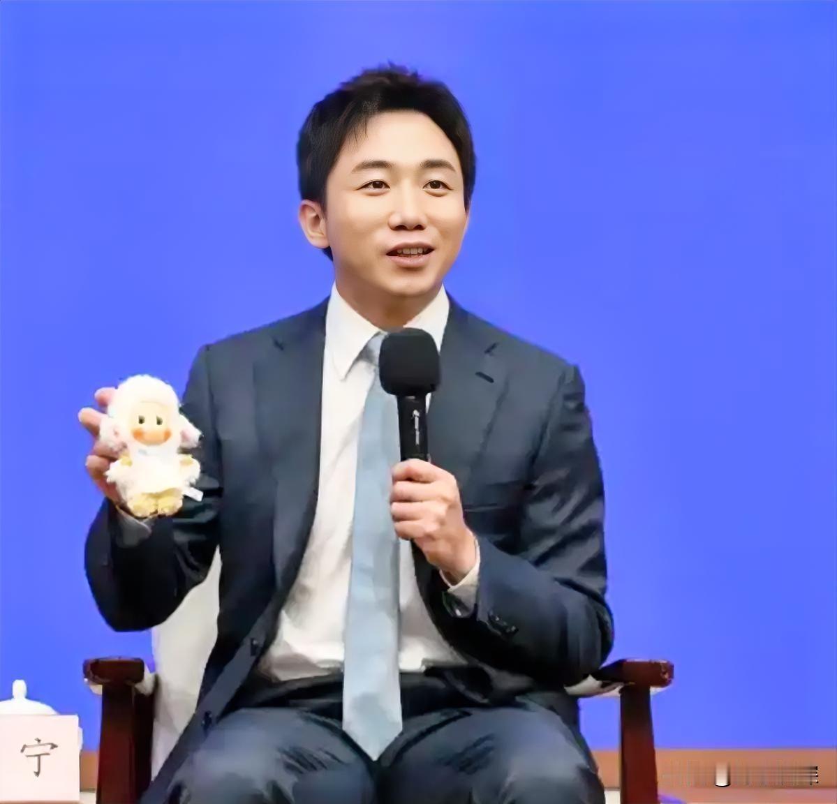 王宁被问了个送命题。

Labubu和Zimomo掉水里，先救谁？

他笑了笑说