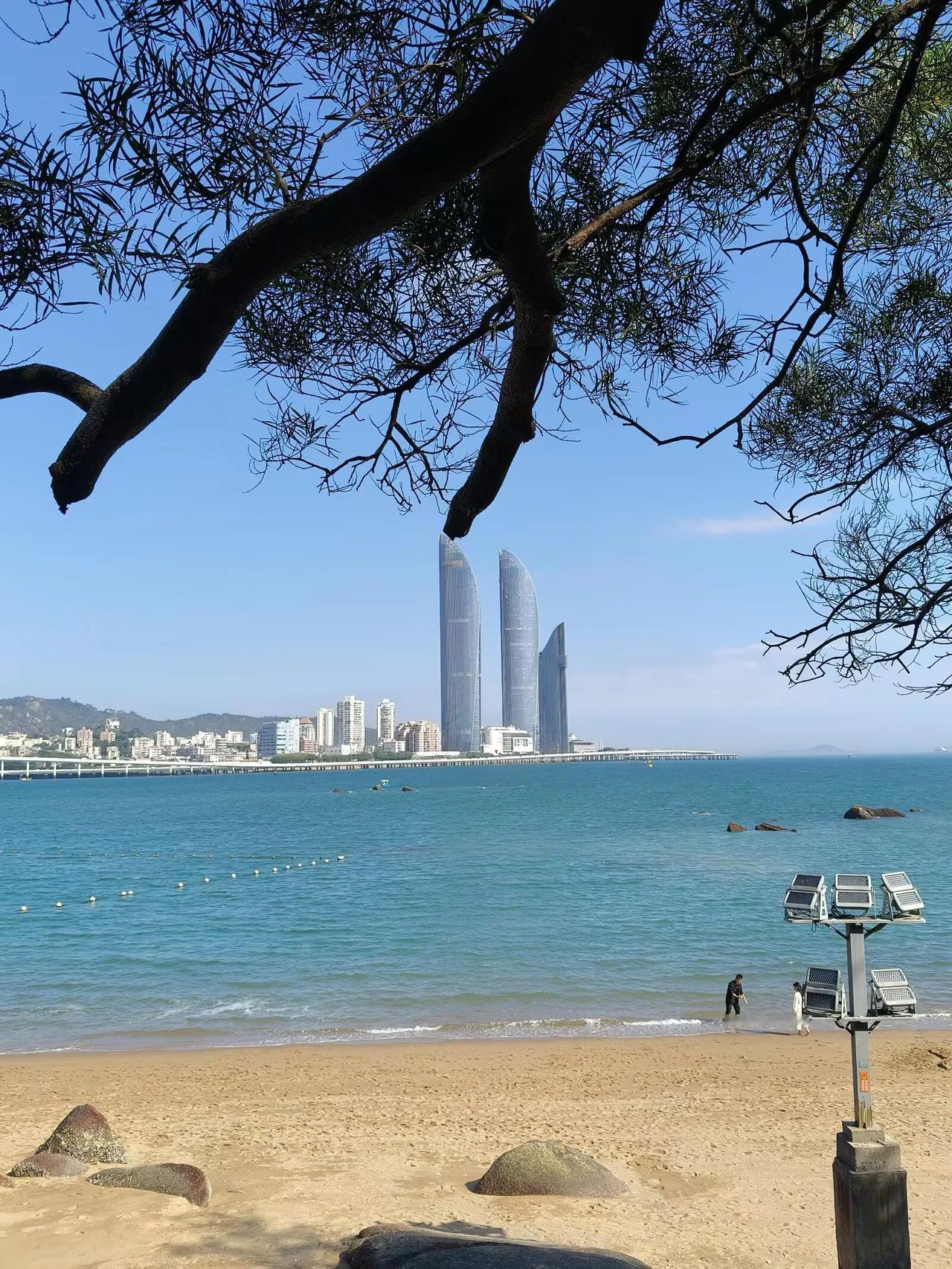 哈哈，我们门口这个便利店老板娘又被网购骗了。
她开便利店的同时也附带卖炒粉之类的