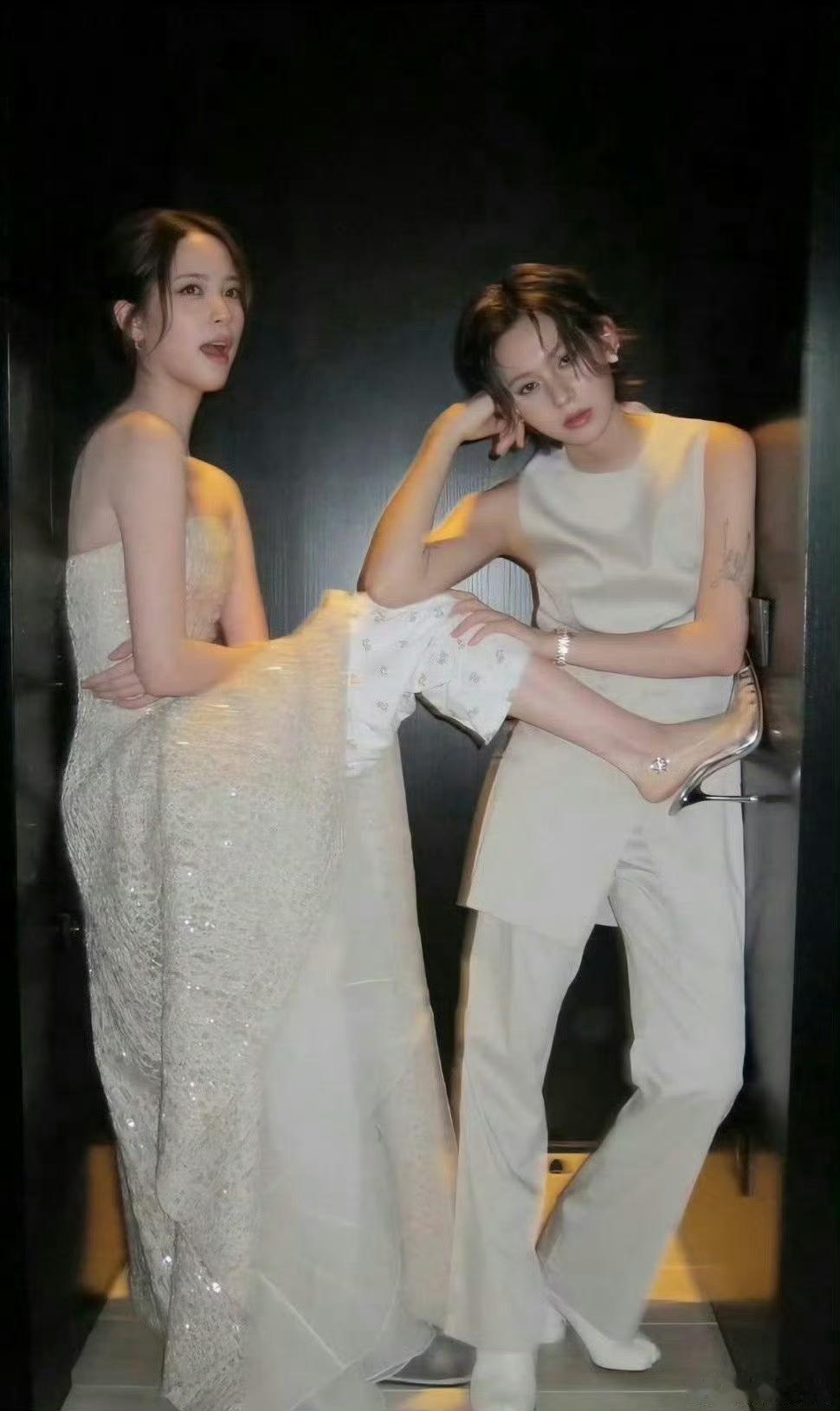 欧阳娜娜尽管有过海外留学经历，但她的观念依然比较传统。看到身边的好友都穿着居家睡