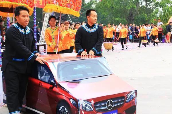 潮汕老爸硬核操作：开儿子国产豪车，祠堂绕圈报喜🔥
 
春节刚过，广东潮汕一位老