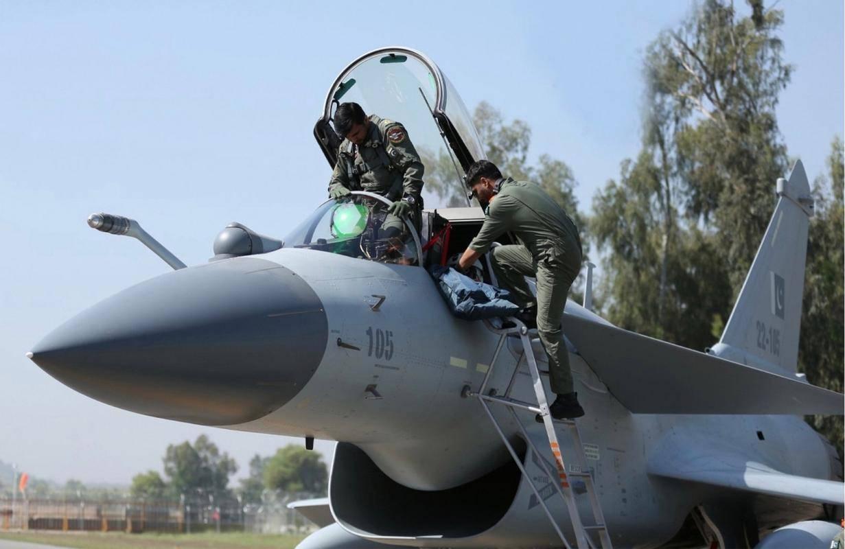 巴基斯坦西南边境局势急剧恶化，跨境密集炮火覆盖整片沿线区域，附近连片村落全部紧急