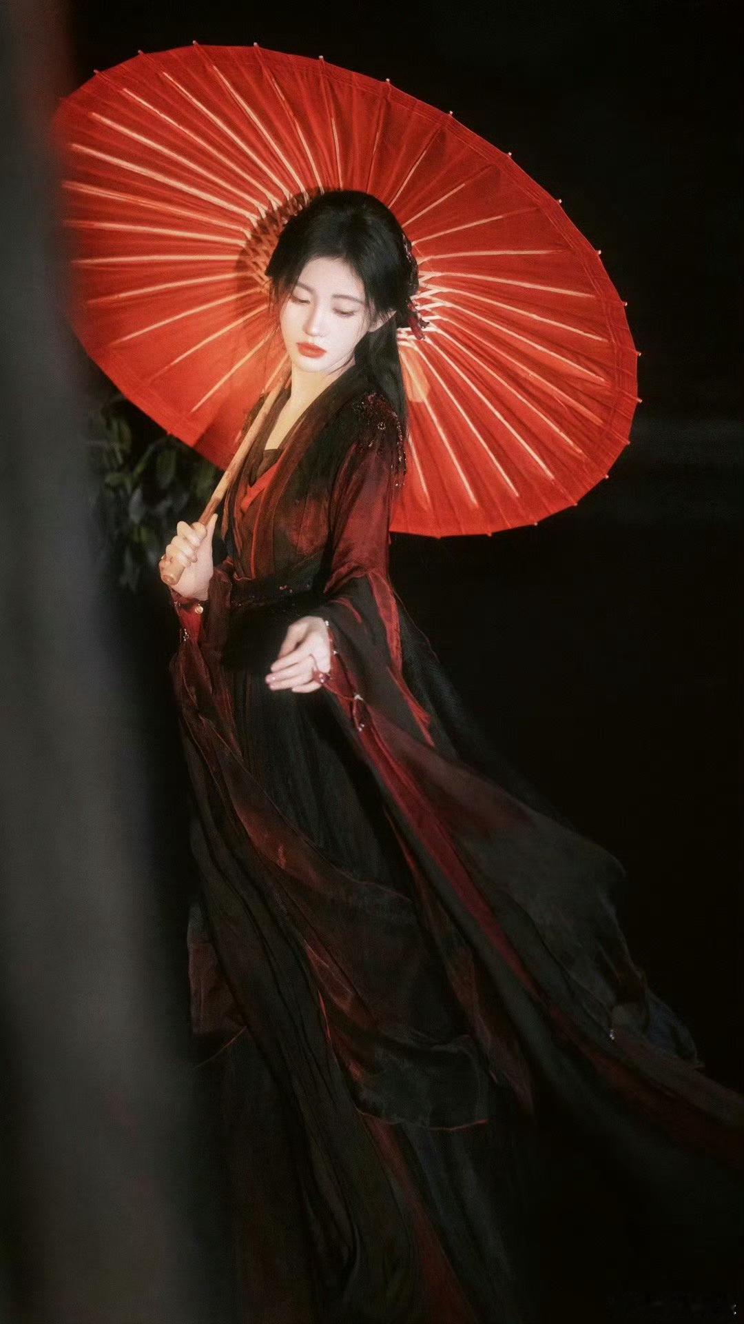 谁懂这个红纱遮眼的氛围感！！！鞠婧祎今日北京卫视美好奇妙夜造型神秘又美丽，果然古