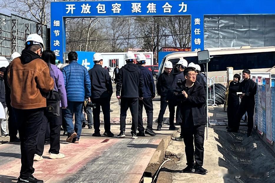 人到中年才明白，35岁根本不是黄金年龄，是一道过不去的坎。上有老要养，下有小要管