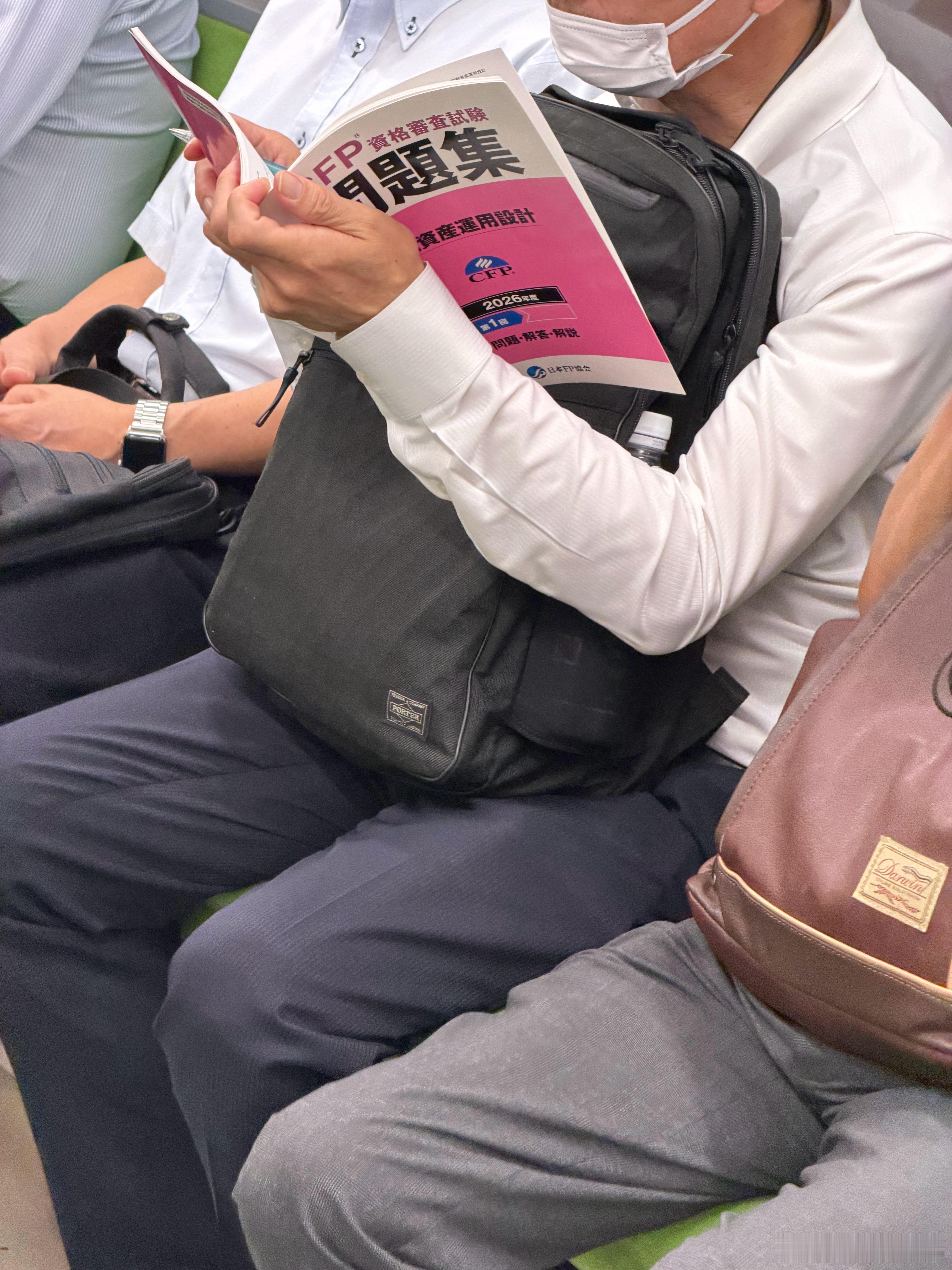 日本小哥地铁上也刷题呢  ​​​