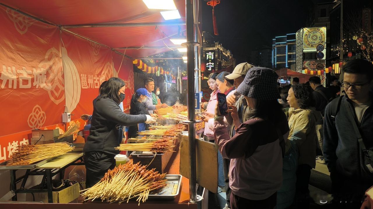 大家说做烧烤烤串赚钱吗？我感觉入门挺低的，没啥技术要求，挺容易上手的，也很赚钱。