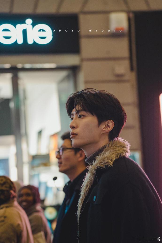 网友将在意大利街头拍到的范丞丞生图分享至网络，画面中的他尽显自然魅力。这类非摆拍